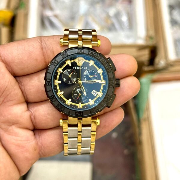 A bi-compax chronograph with a sporty but highly stylish attitude is the new Aion chronograph presented by Versace. ✅
